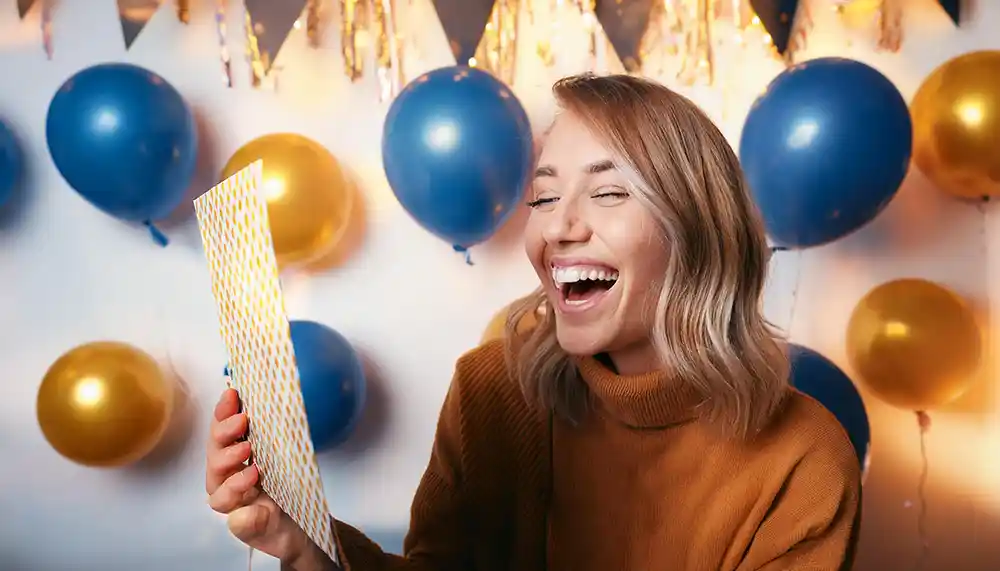 Frau lacht über witziges Geschenk